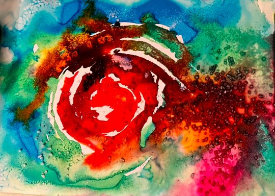 Bunte Aquarellmalerei mit spiralfömiger roter Blüte und lebhaften Farben.